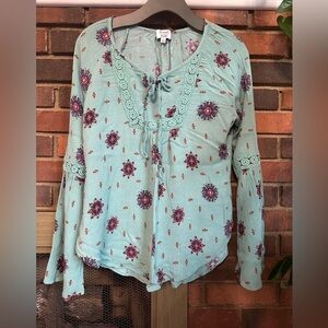 🛍️ Sunset & Sixth. Boho style top with bell sleeves. Excellent condition.